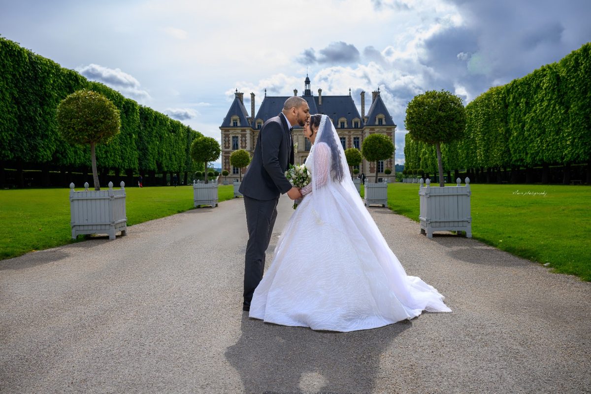 Couple devant un château
