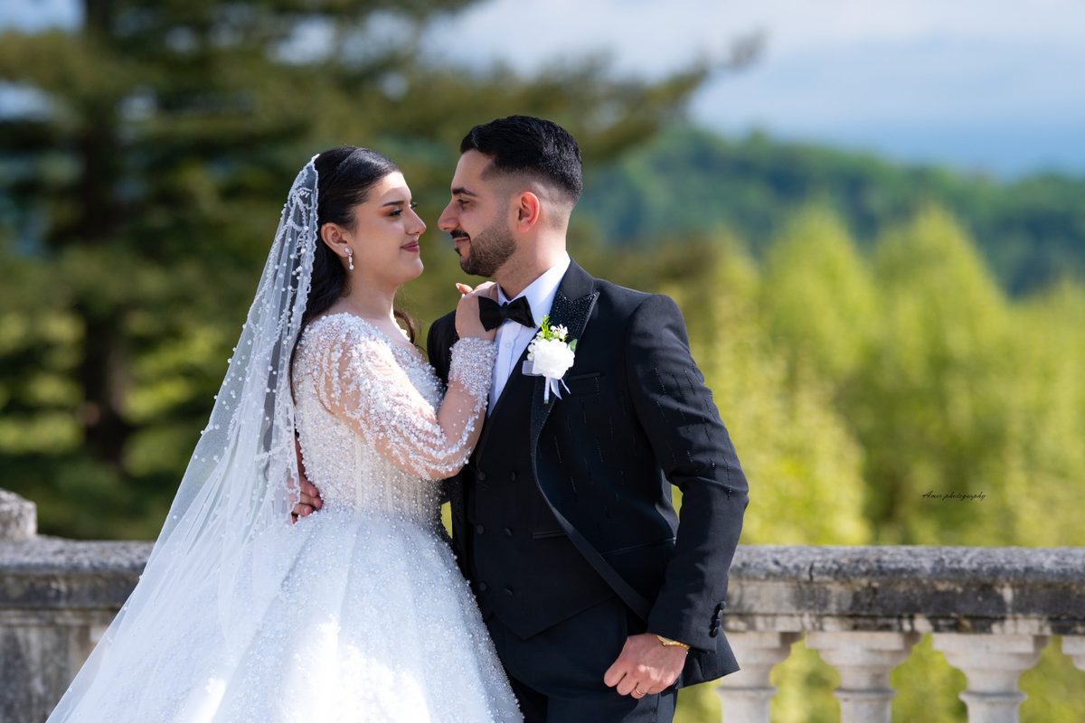 Couple de mariés sur un balcon