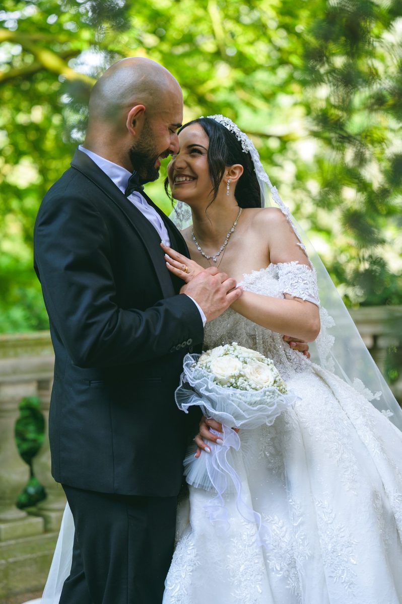 Couple dansant sous les arbres