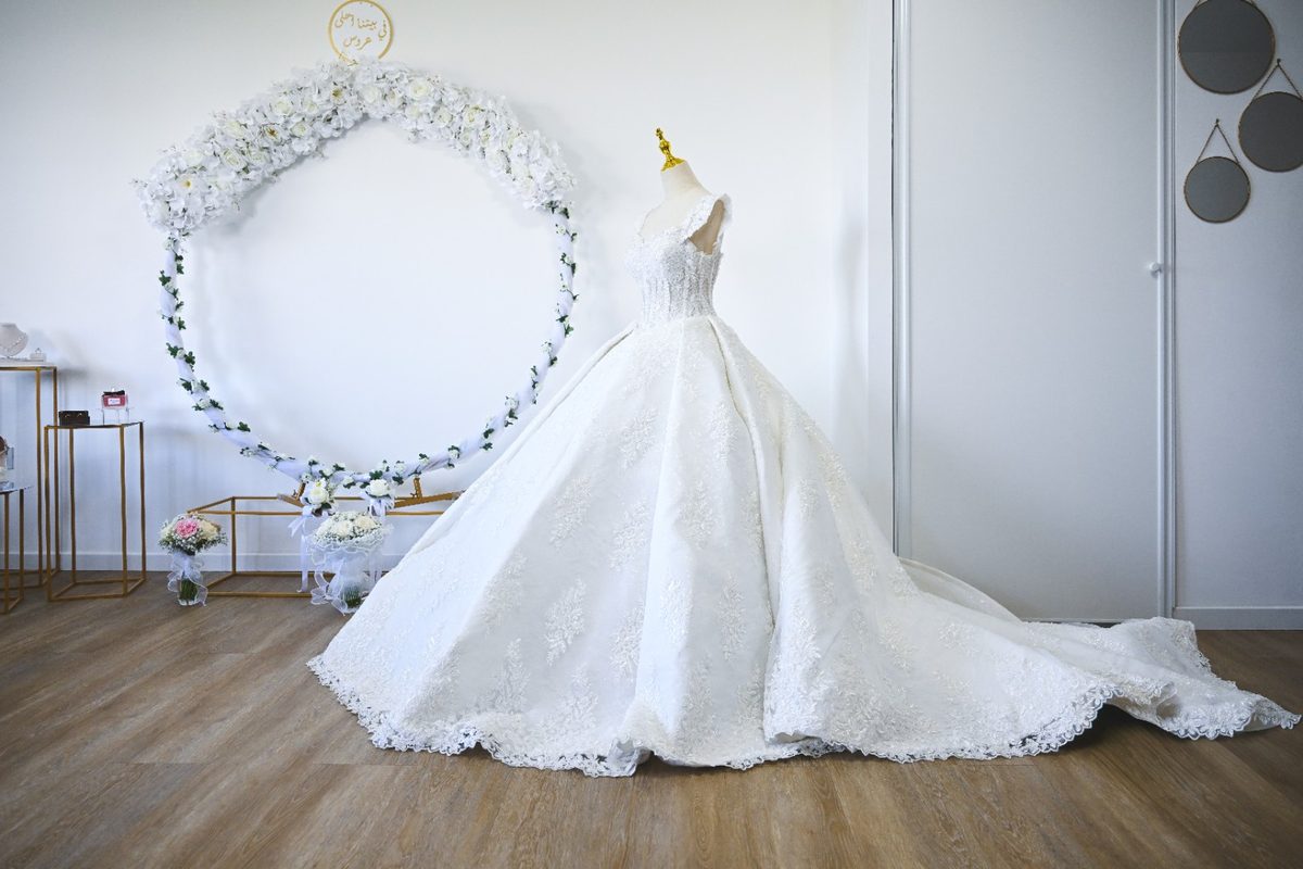 Robe de mariée dans une chambre lumineuse